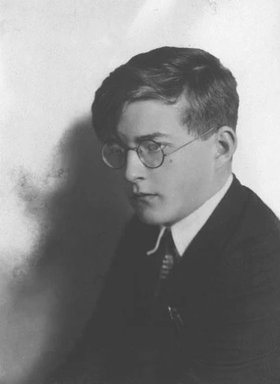 Дмитрий Шостакович стал всемирно известным композитором в 20 лет, когда его Первая симф...