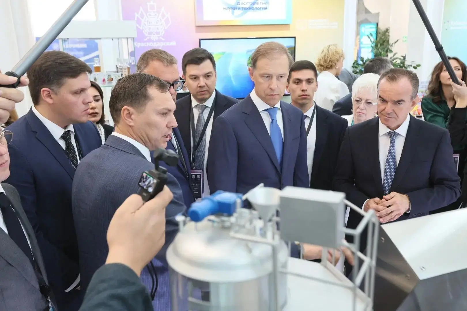 Денис Мантуров оценил разработки ученых Краснодарского края на выставочной экспозиции ф...
