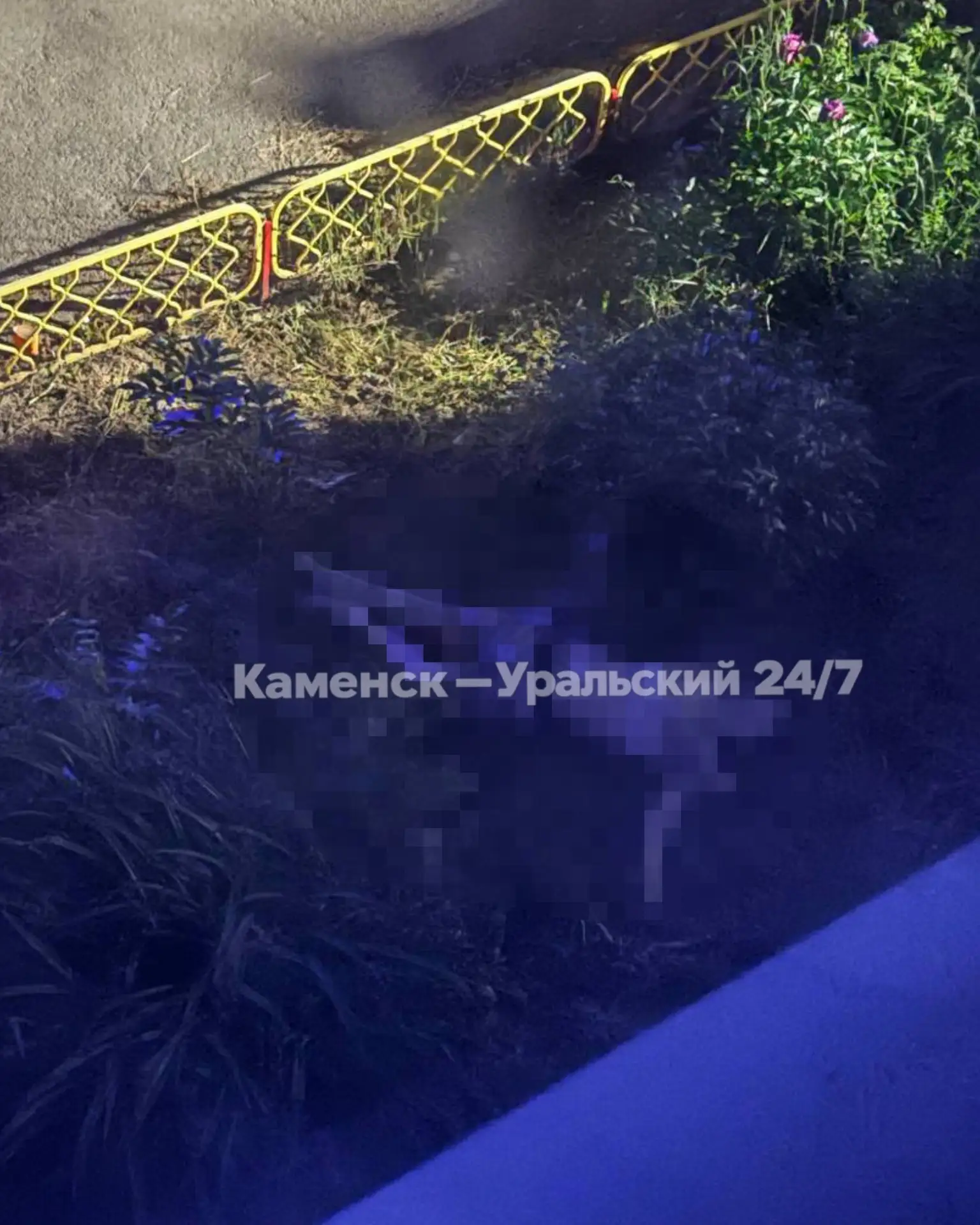 В Каменске-Уральском возле многоэтажки на Ленинском обнаружили труп девушки
