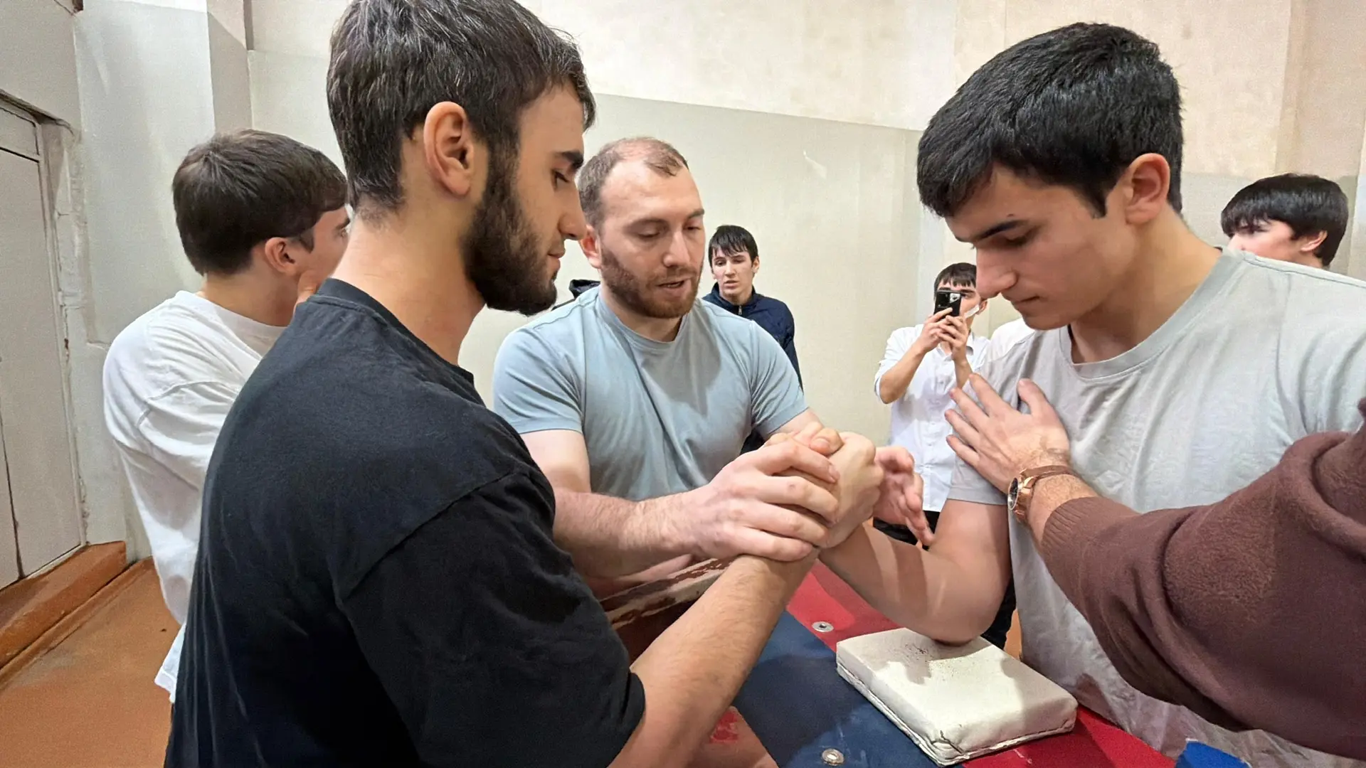 💪🏆 В нашей Гимназии 16 декабря состоялся замечательный турнир по армрестлингу среди учащихся 9-11 кл