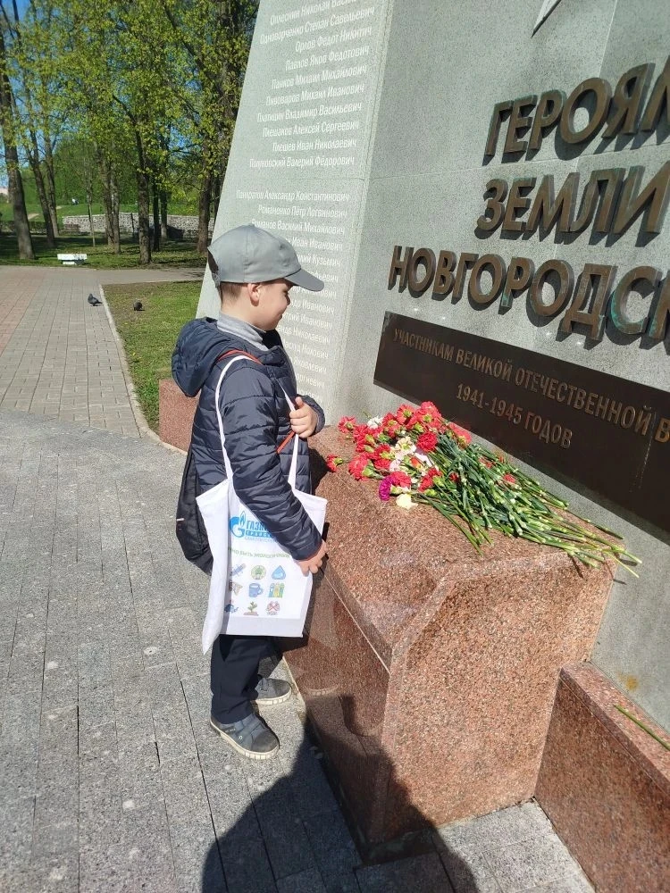 Ученики 3 Б класса почтили память героев Великой Отечественной войны!  В преддверии Дня Победы ребят