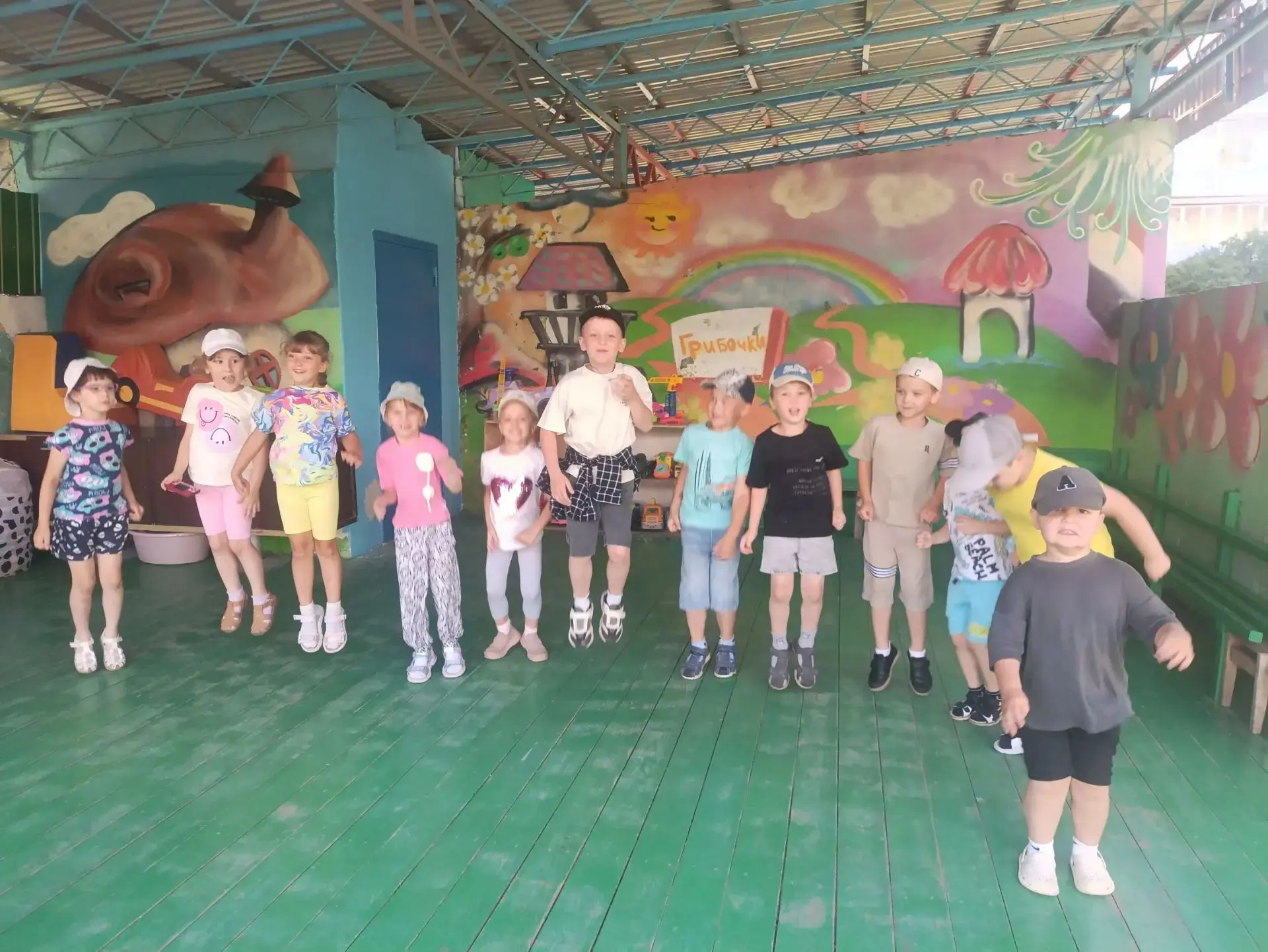В группе "Грибочки" сегодня настоящий «день прыгунов»! Стоит только воспитателю дать сигнал, как гру