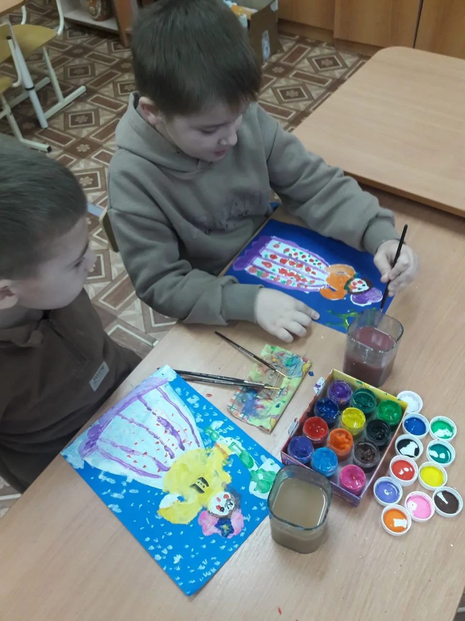 "Дымковская барыня" - декоративное рисование в подготовительных группах "Весёлые гномик...