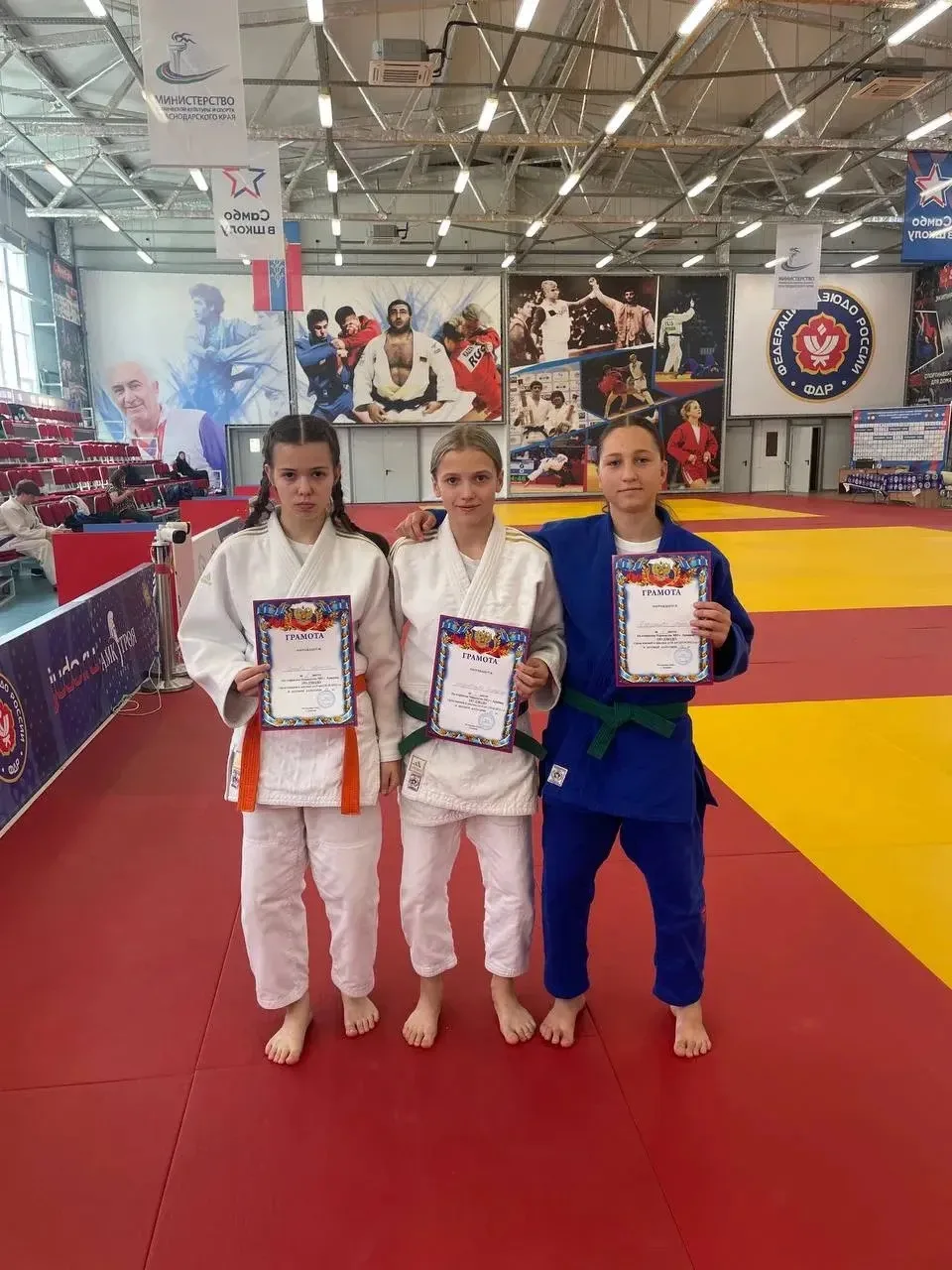 Поздравляем ученицу 8 класса с серебряной медалью! 🥈
