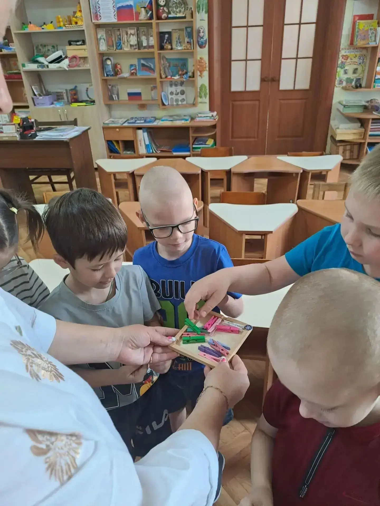 📣 В ГБОУ ЛНР "Стахановский УВК 8" ДП «Золотой ключик» воспитатели продолжают бережно н...