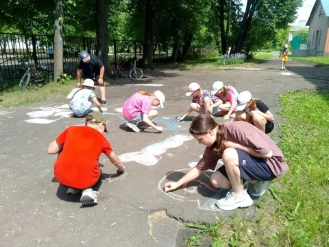 🎉 В пришкольном лагере отметили День России🇷🇺: история, творчество и яркие краски на асфальте! 

