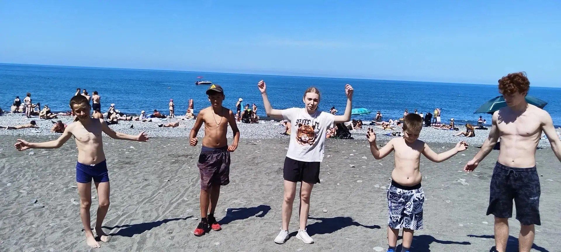 ☀️ Продолжаем летнюю оздоровительную кампанию!  
🌊Занятия на море — это заряд бодрости, укрепление 
