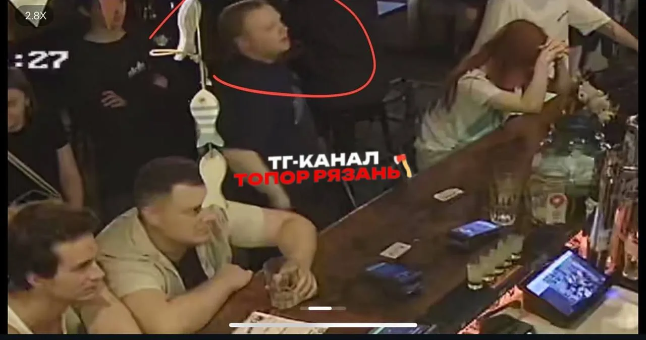 🤬На странице бара опубликовали фото мужчины, который оскорбил и ударил девушку