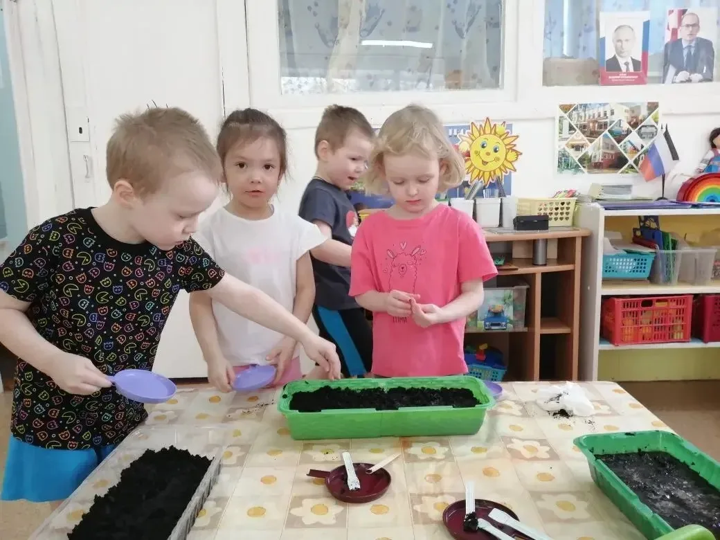 🌼 МАЛЕНЬКИЕ САДОВОДЫ В ДЕЛЕ: группа «Цветик‑семицветик» сажает цветы! 🌼