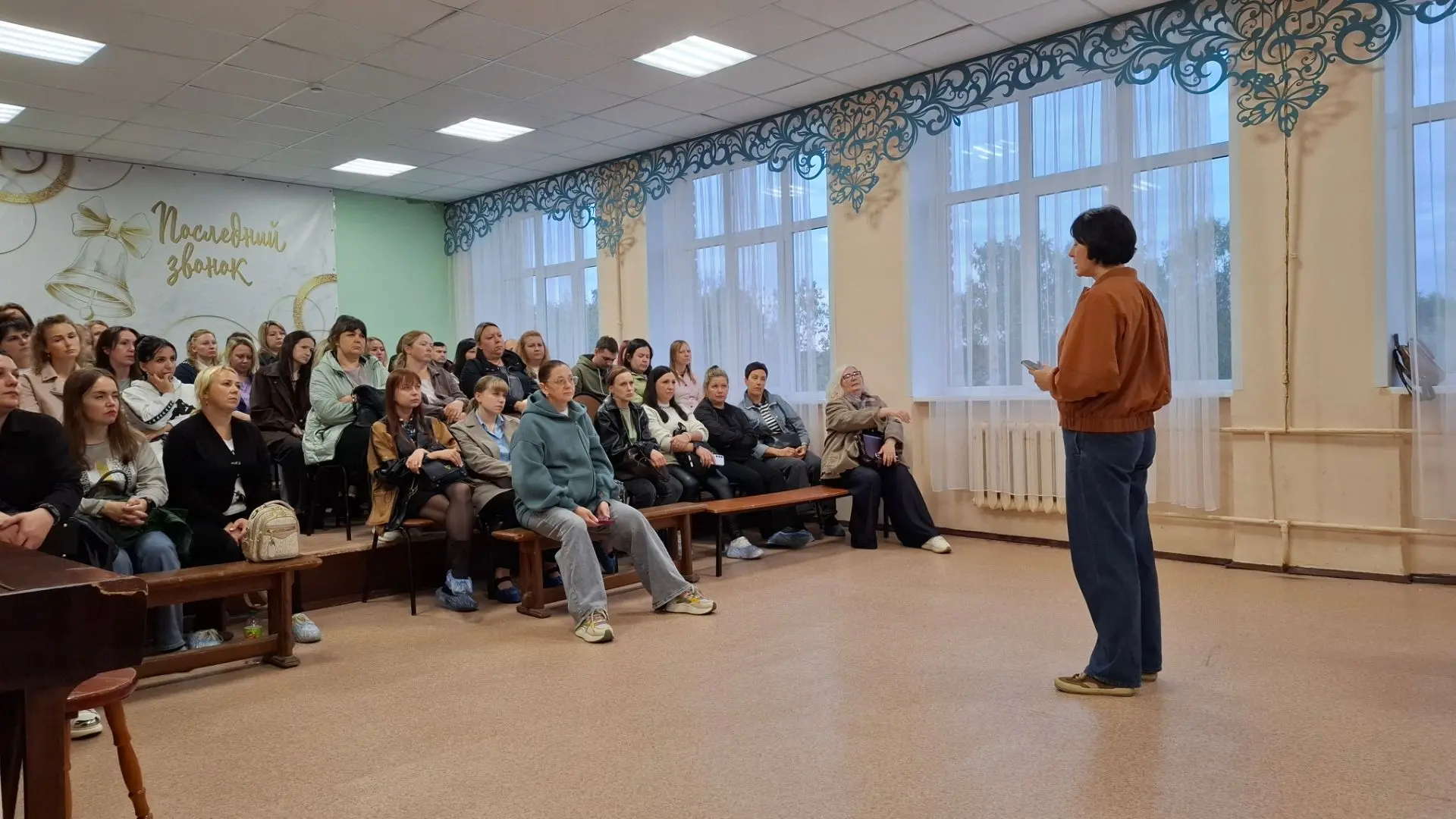 Сегодня в актовом зале школы прошло собрание родителей ребят из 6-х и 7-х классов. Впер...