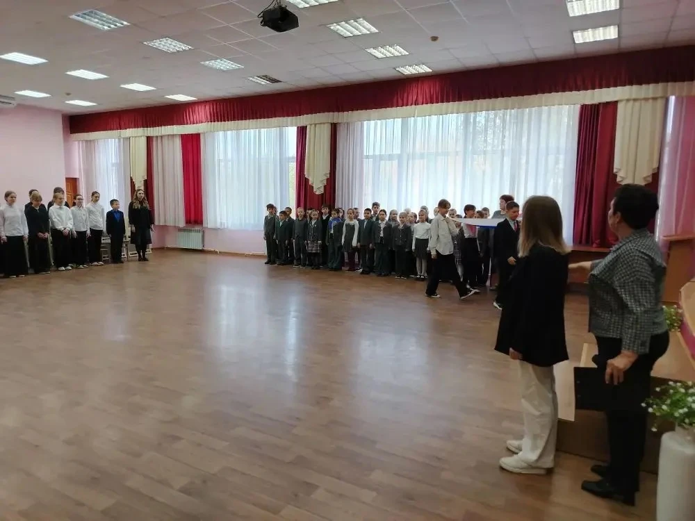 🏳️ Торжественная линейка: честь поднять флаг — у лучших! 🏳️  20 апреля в нашей школе прошла традицио