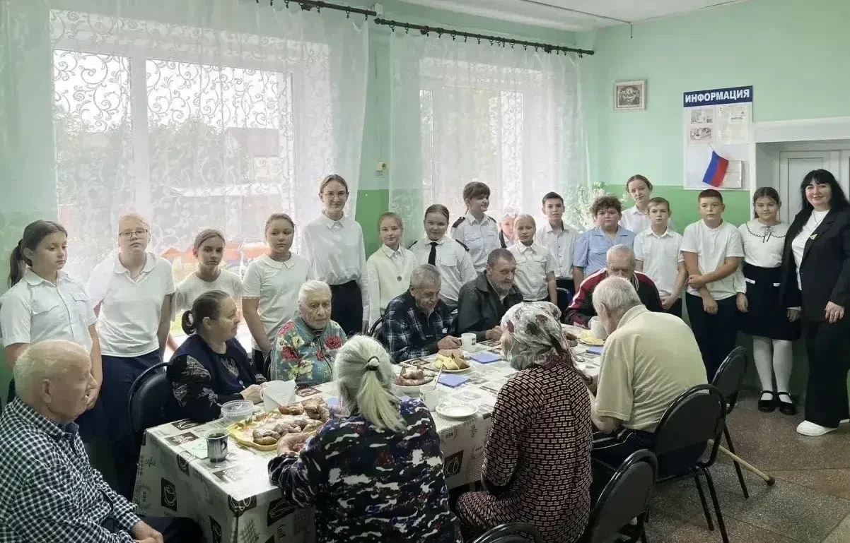 В честь Международного дня пожилых людей стало доброй традицией посещение учениками Лет...