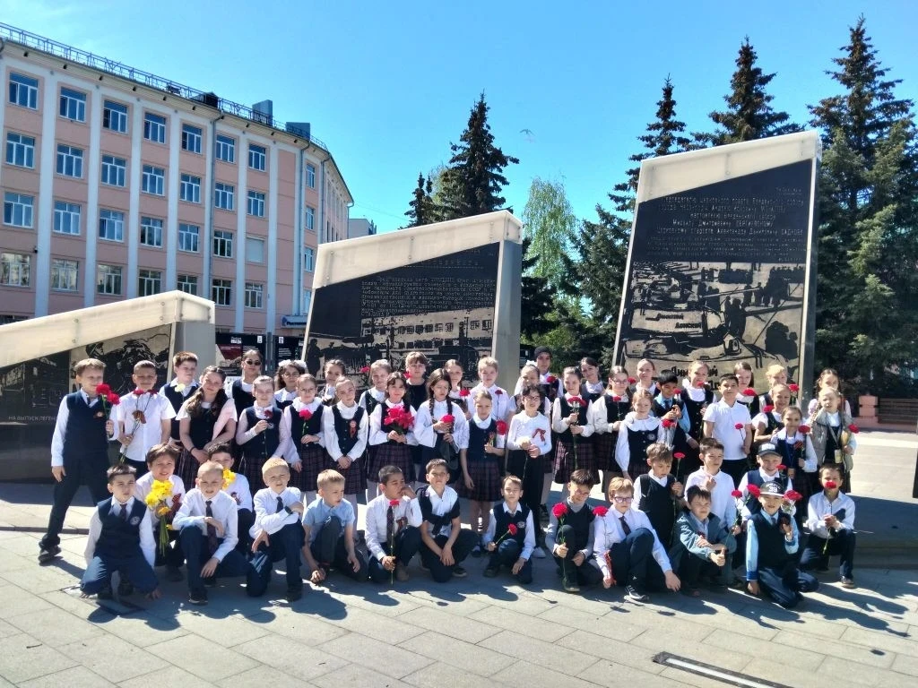 Чебоксарские школьники почтили память героев Великой Победы, возложив цветы к мемориалам  В преддвер