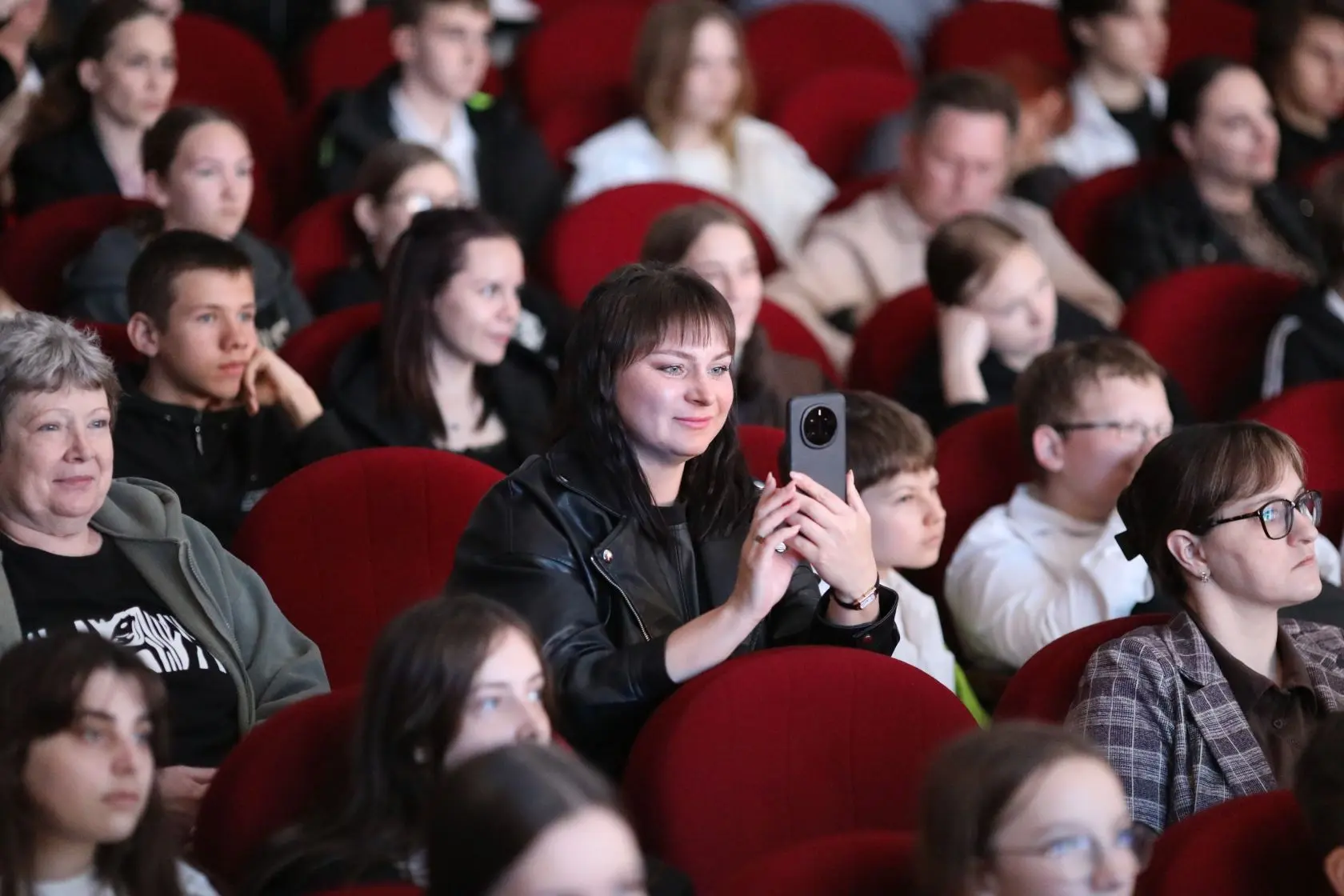 В честь Дня семьи на сцене Центра творчества и искусства состоялся яркий и душевный концерт, собравш