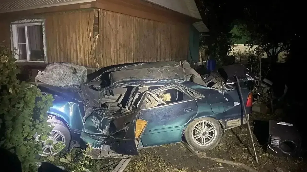 Два человека погибли при наезде автомобиля на дом в Алтайском крае