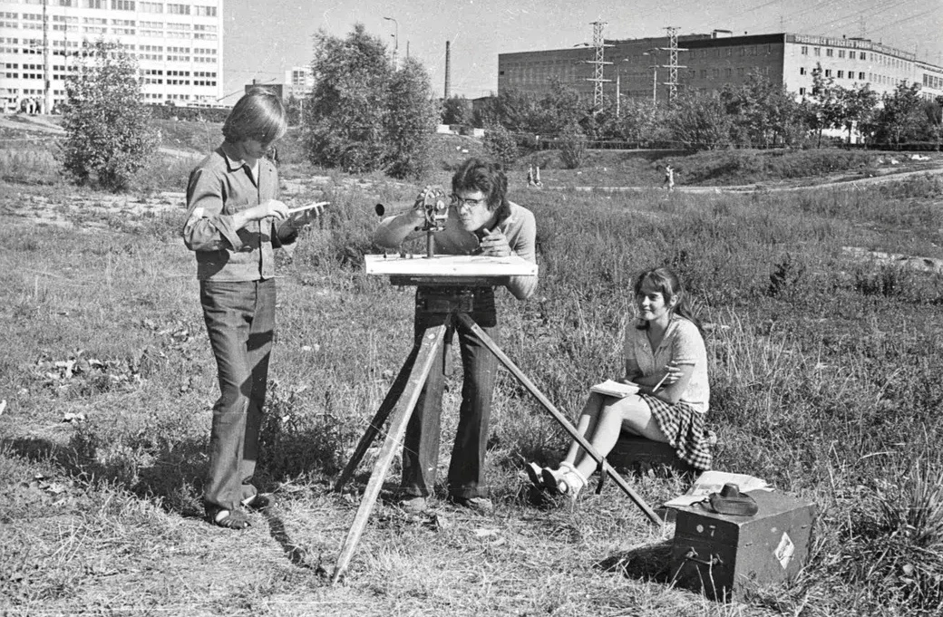 Лабораторная по геодезии возле метро Багратионовская, 1976 год.