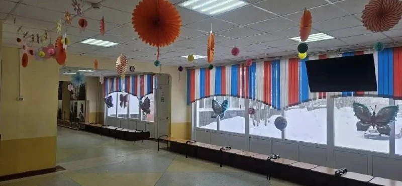 Первый корпус встречает весну! 🕊️  Всего несколько дней до 8 Марта, а наша гимназия уже превратилась