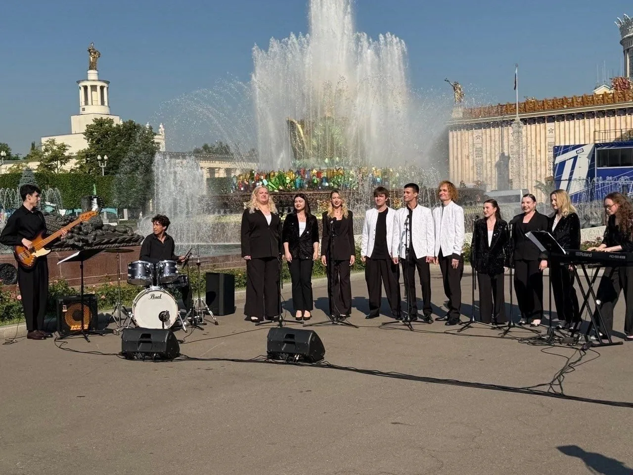 🎶 «Я, ты, он, она — вместе целая страна»! 🇷🇺

Ранним утром на просторах ВДНХ в эфире Первого кана