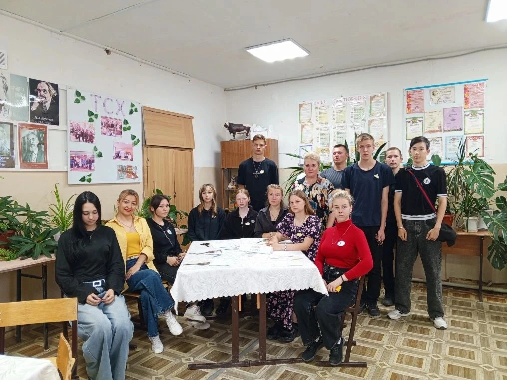 Сегодня в группе ТСХ1ф прошёл конкурс на тему «Имидж и этикет делового человека».