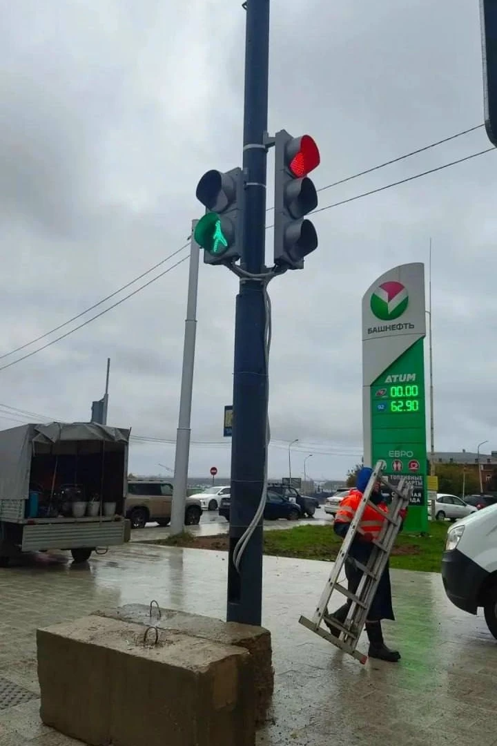 🚦Новый светофор установили на перекрёстке Воровского и Октябрьской революции