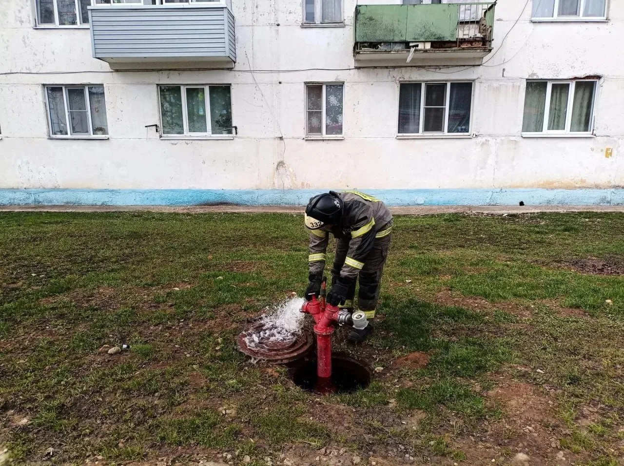 📆 Время пришло! Огнеборцы проверили пожарные гидранты в округах региона 💦  ➡️ Испытание пожарных гид