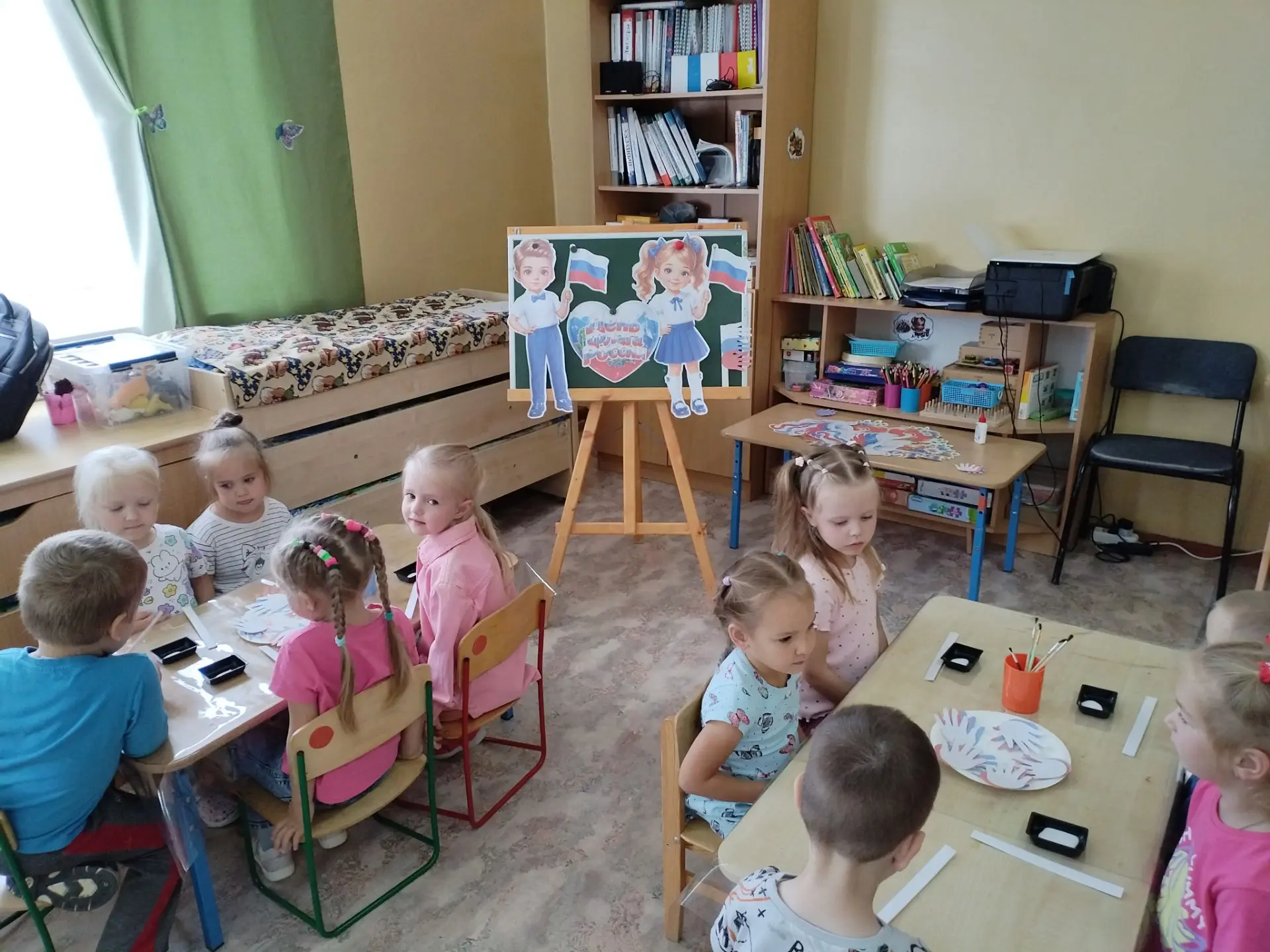 Сегодня в средней группе прошло занятие по аппликации на тему «Российский флаг». Ребята...