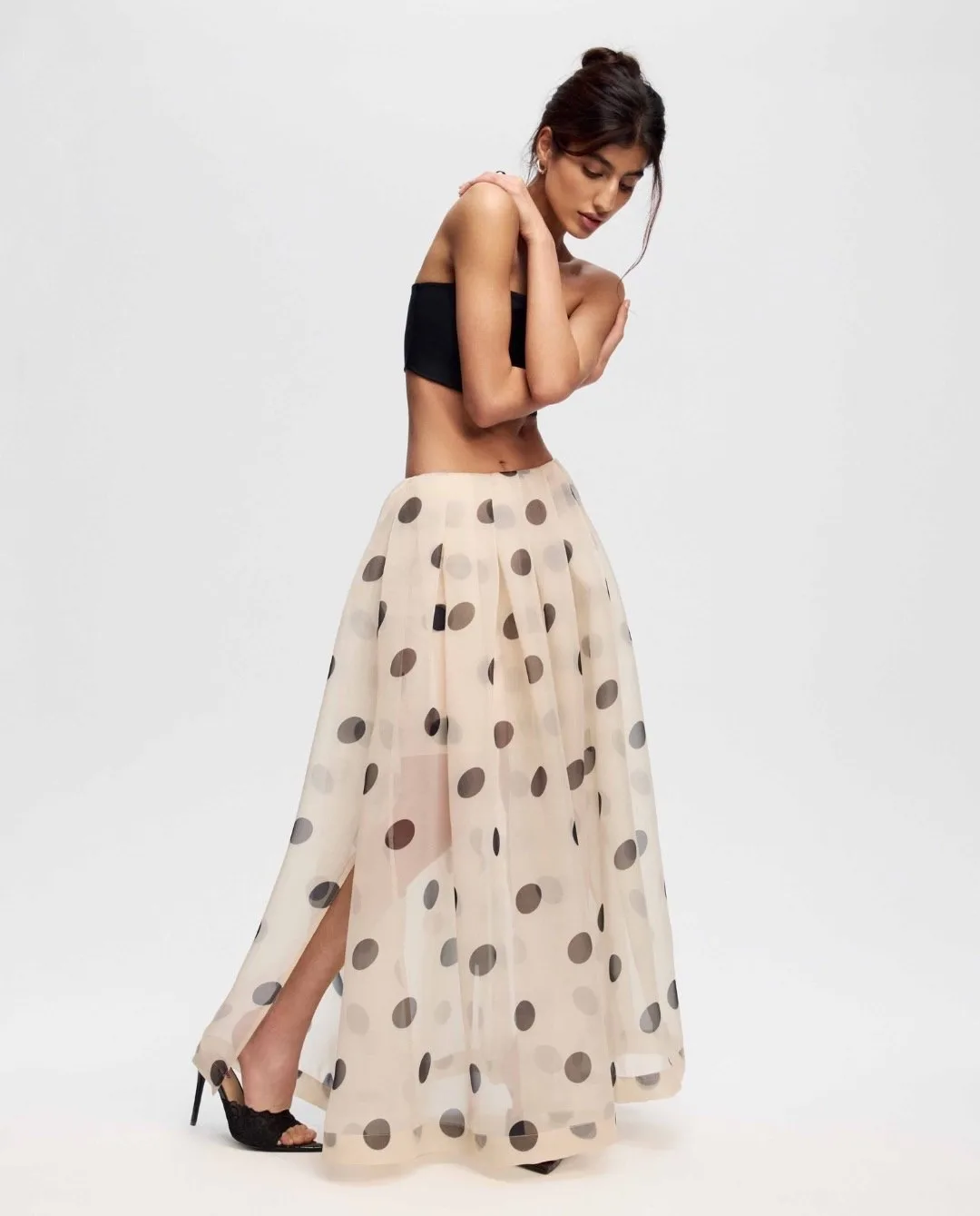Polka Dot Drop >>>
Графичный горох в коллекции truered.ru 🤍🖤

Стильный горох элегантен в вечерних 