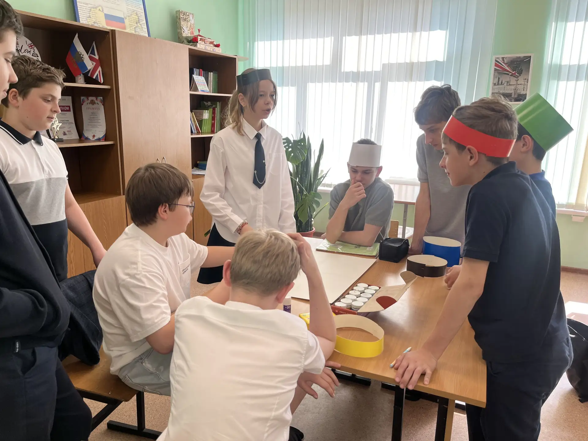 БЕГОМ НА УРОК   🎩 В 6 «В» классе прошел необычный урок английского языка с применением технологии ра