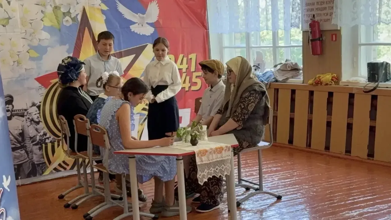 Дороги войны-дороги Победы: сегодня в школе села Ромашкино показали пронзительный спект...