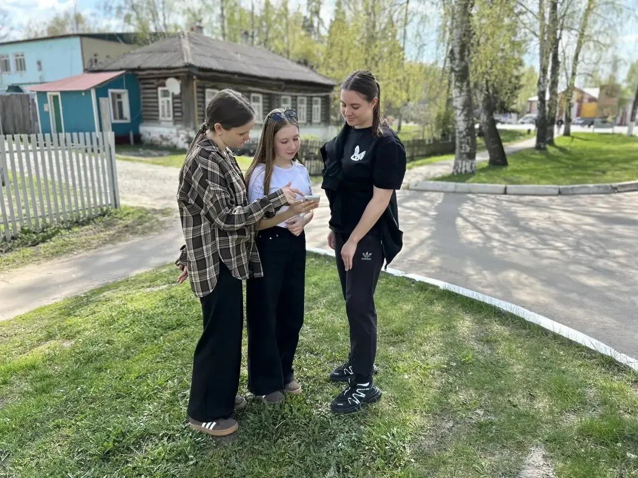 📢 Волонтёры помогают жителям района проголосовать за благоустройство!