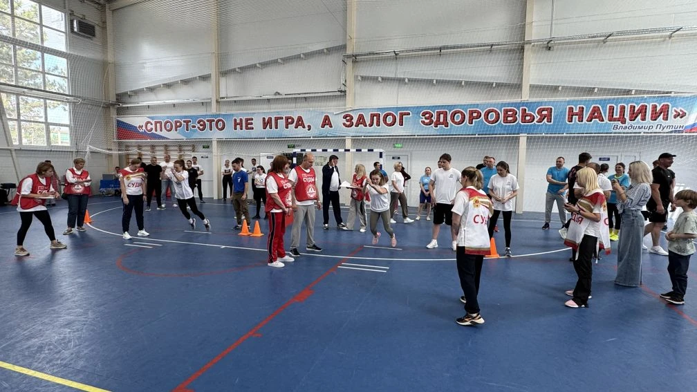 🏃‍♂️🔥 Гонка ГТО – в самом разгаре!  Команды проходят серию испытаний на силу, ловкость, меткость и в