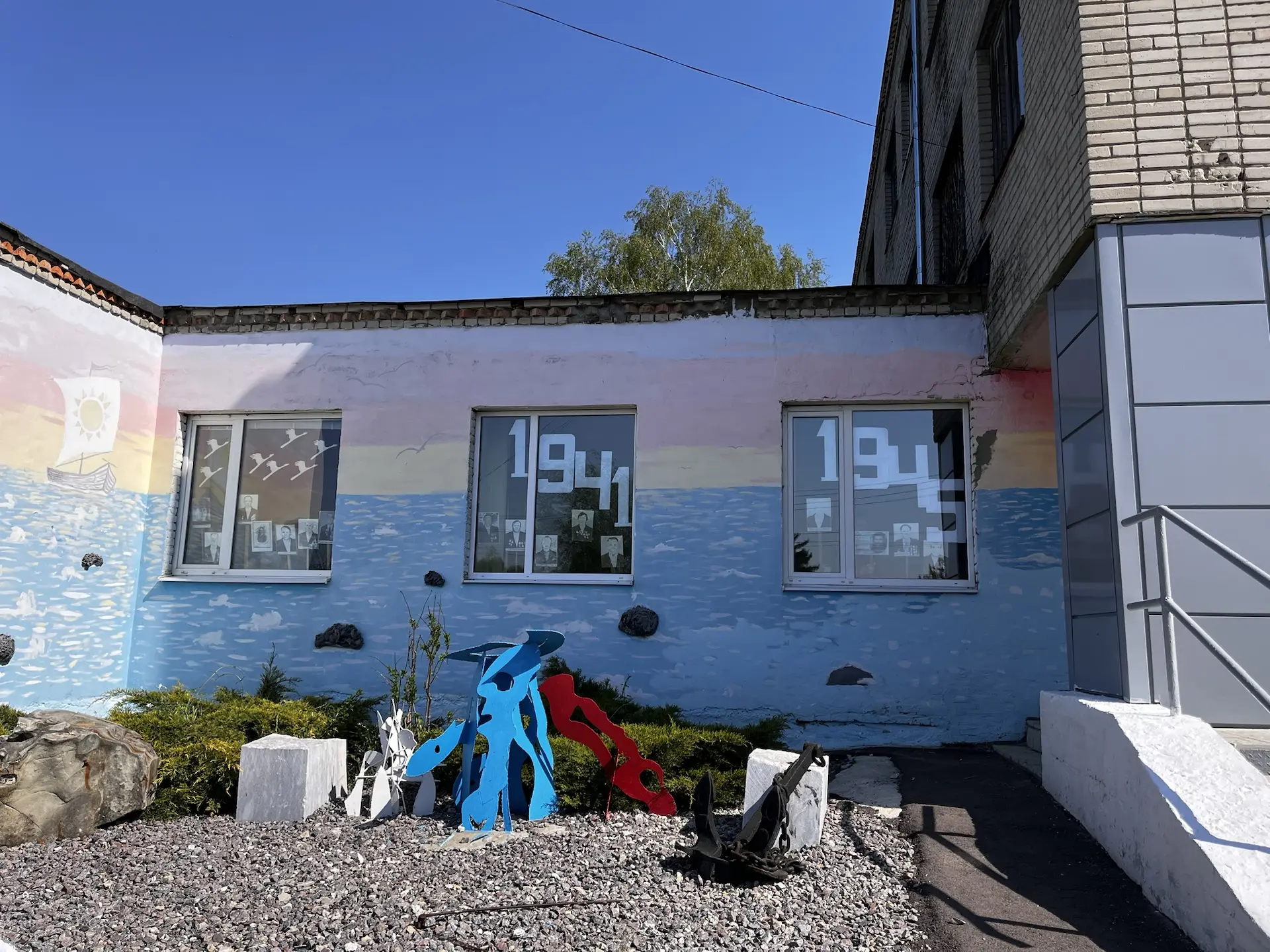 🏫 В школе прошла патриотическая акция «Бессмертный полк в окнах школы»