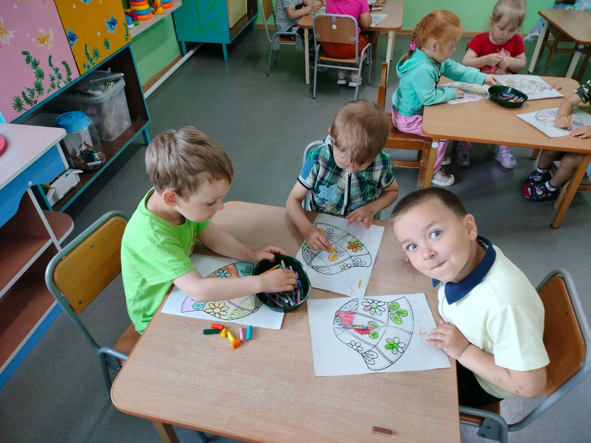 Загорало лето на полянке,
