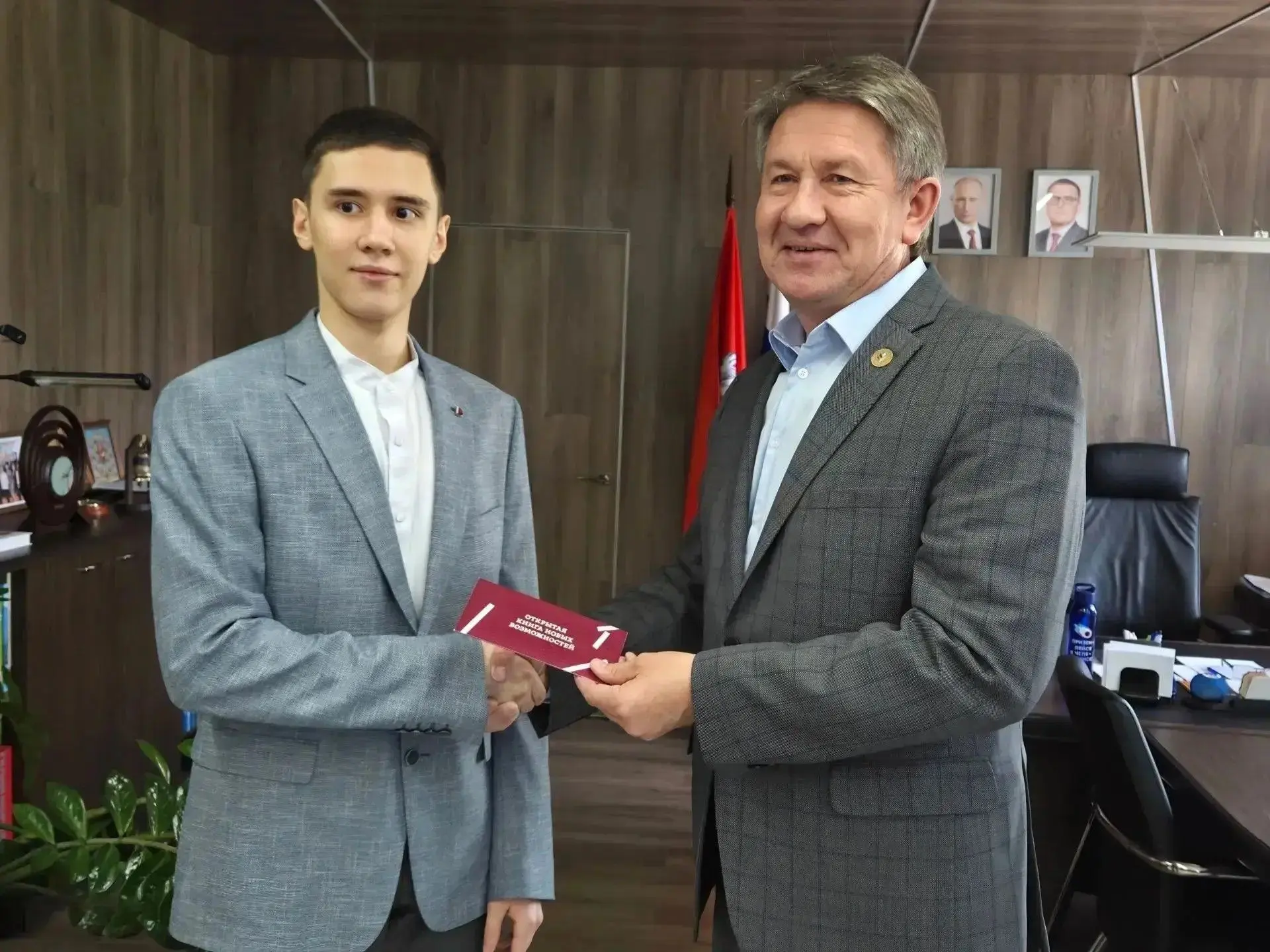 🎓 Уже пятый год в Саткинском муниципальном округе действует добрая традиция, учреждённая МКУ «Управ