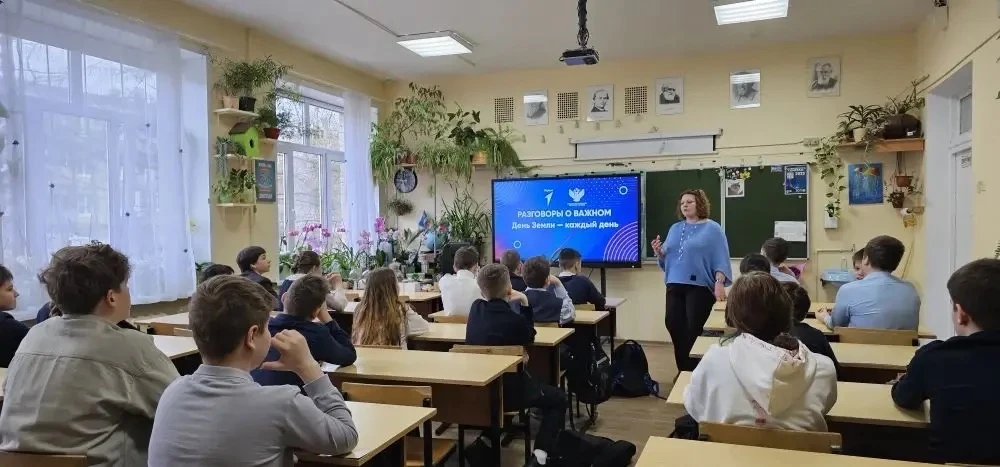Традиционно неделя началась с поднятия флага и исполнения гимна. А на уроке разговоры о важном "День