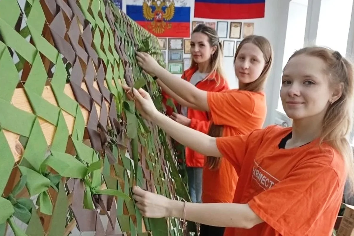 Жители Калужской области сплели маскировочные сети для военнослужащих в зоне СВО  🧵 Волонтёры органи