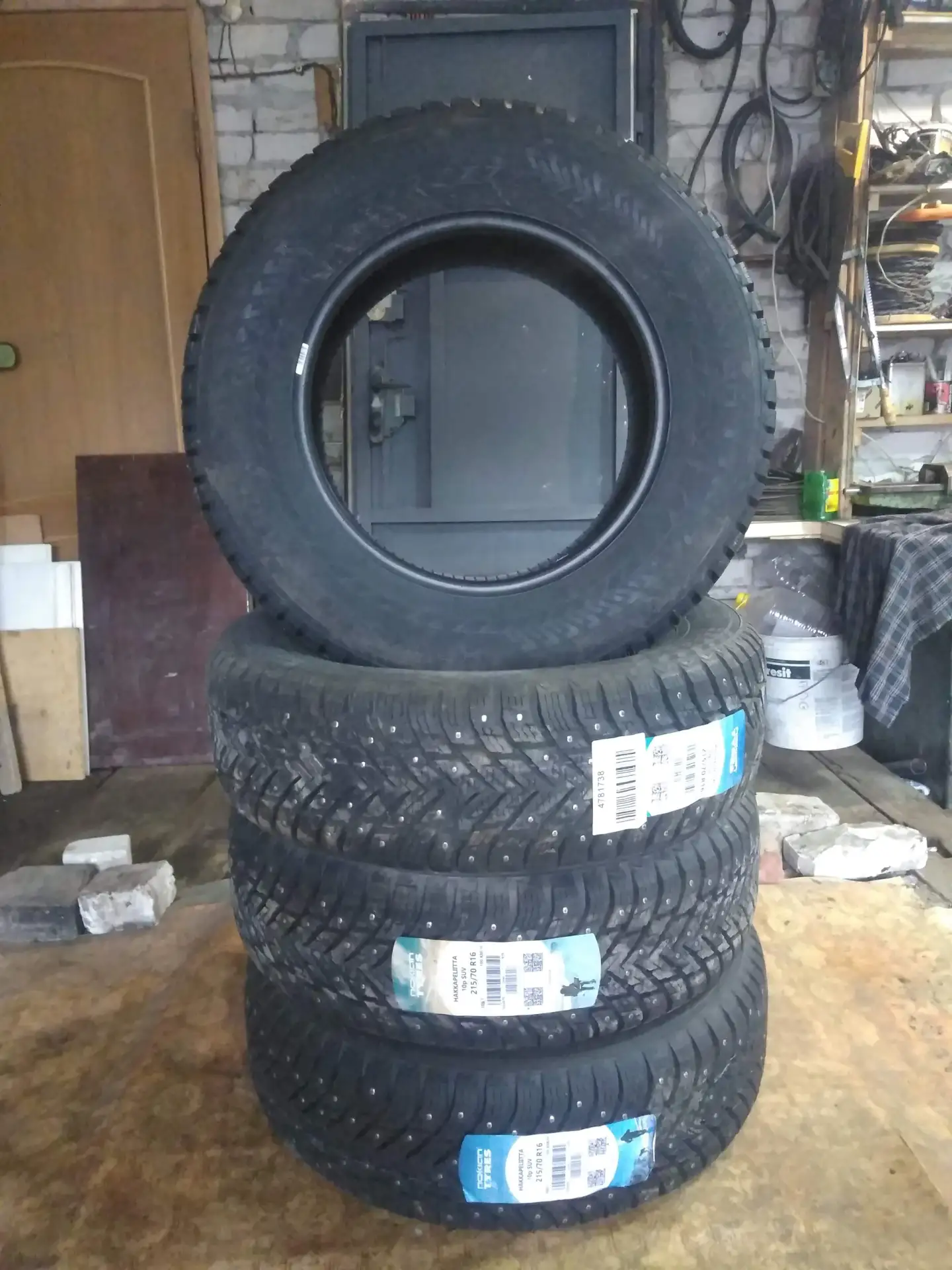 Новые зимние шипованные шины Nokian Tyres Hakkapeliitta 10p SUV 215/70 R16 100T. 2023г....