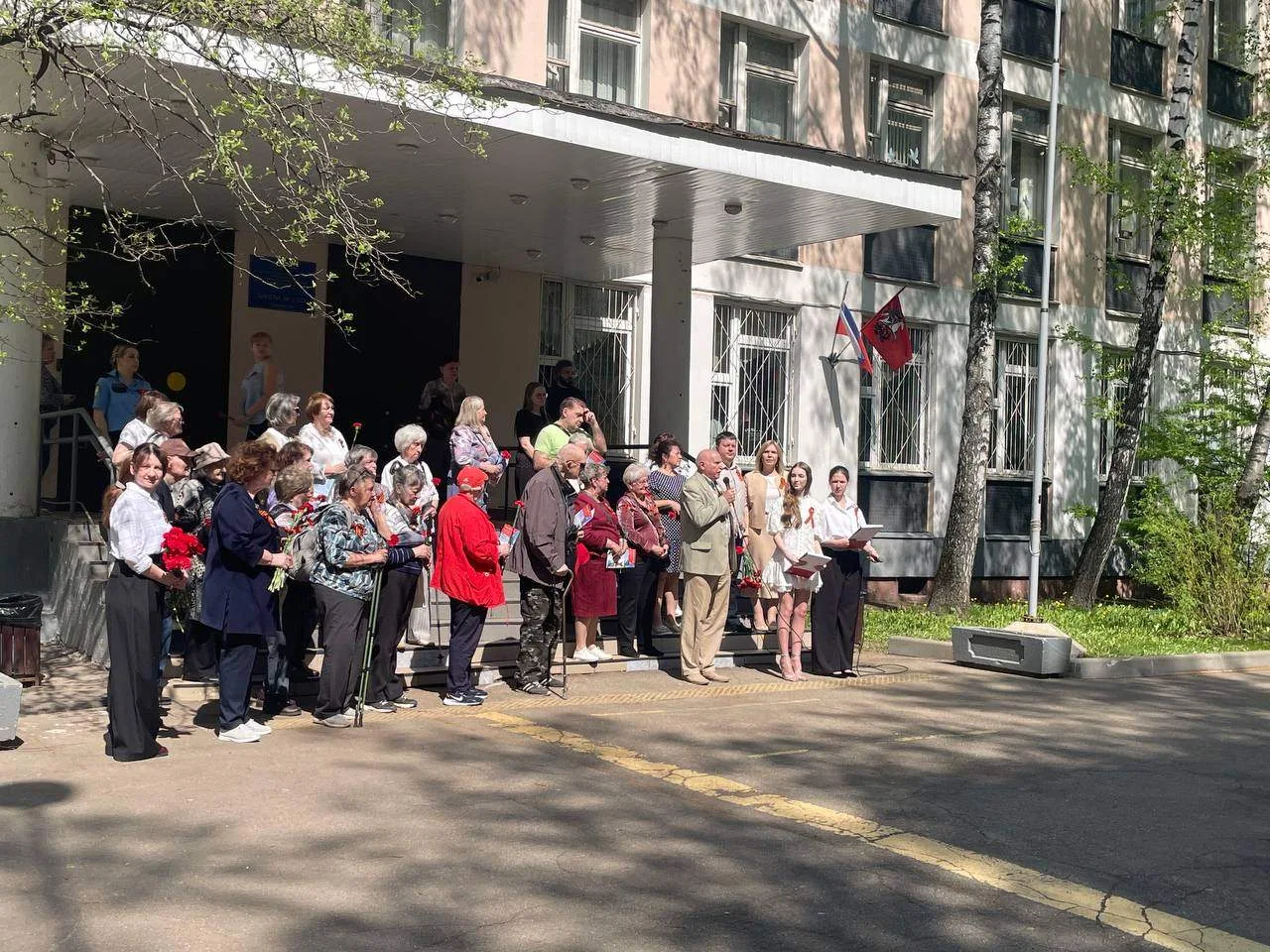 🌹 Красные гвоздики — символ памяти и благодарности   В нашей школе состоялась трогательная акция «Кр