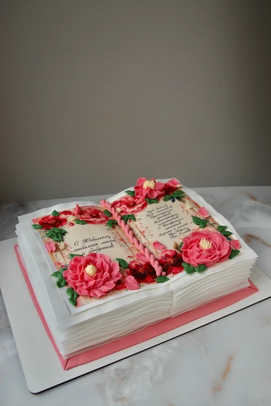 Торт книга😍мечта была его сделать и вот он первый🥰цветы из масляного крема