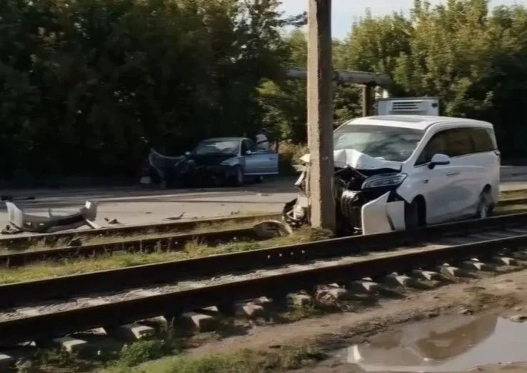 Два человека пострадали в результате столкновения двух автомобилей в промышленной зоне ...