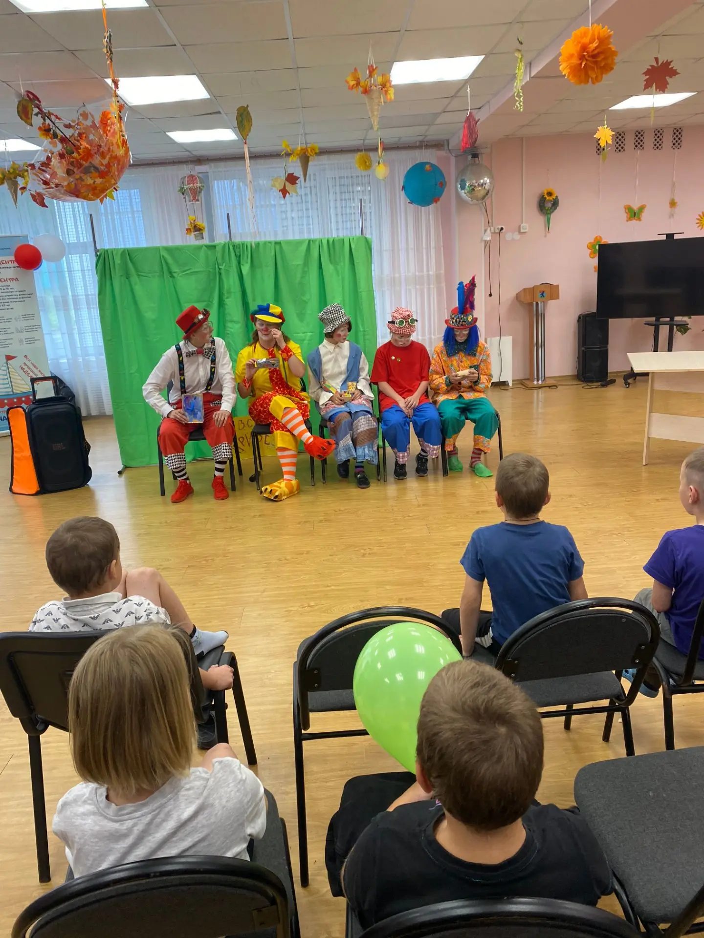 Волонтёры Церкви «Новая жизнь» перевоплотились в клоунов и подарили ребятам Центра «Над...