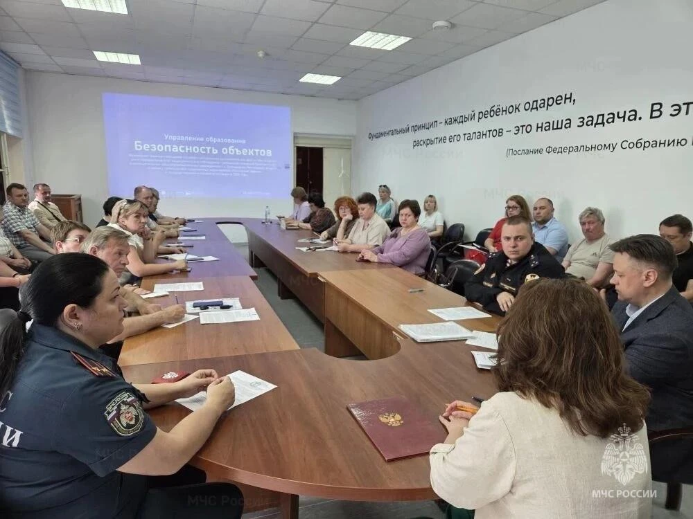 ❗️ В Домодедове усилен контроль за пожарной безопасностью в школах и детских садах  Сотрудники отдел