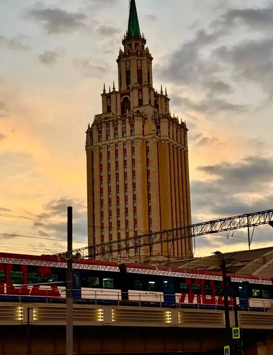 😍 Огненный закат озарил Москву.

👉 ПОДПИСАТЬСЯ 

☑️ ЧП Москва | Оперативно