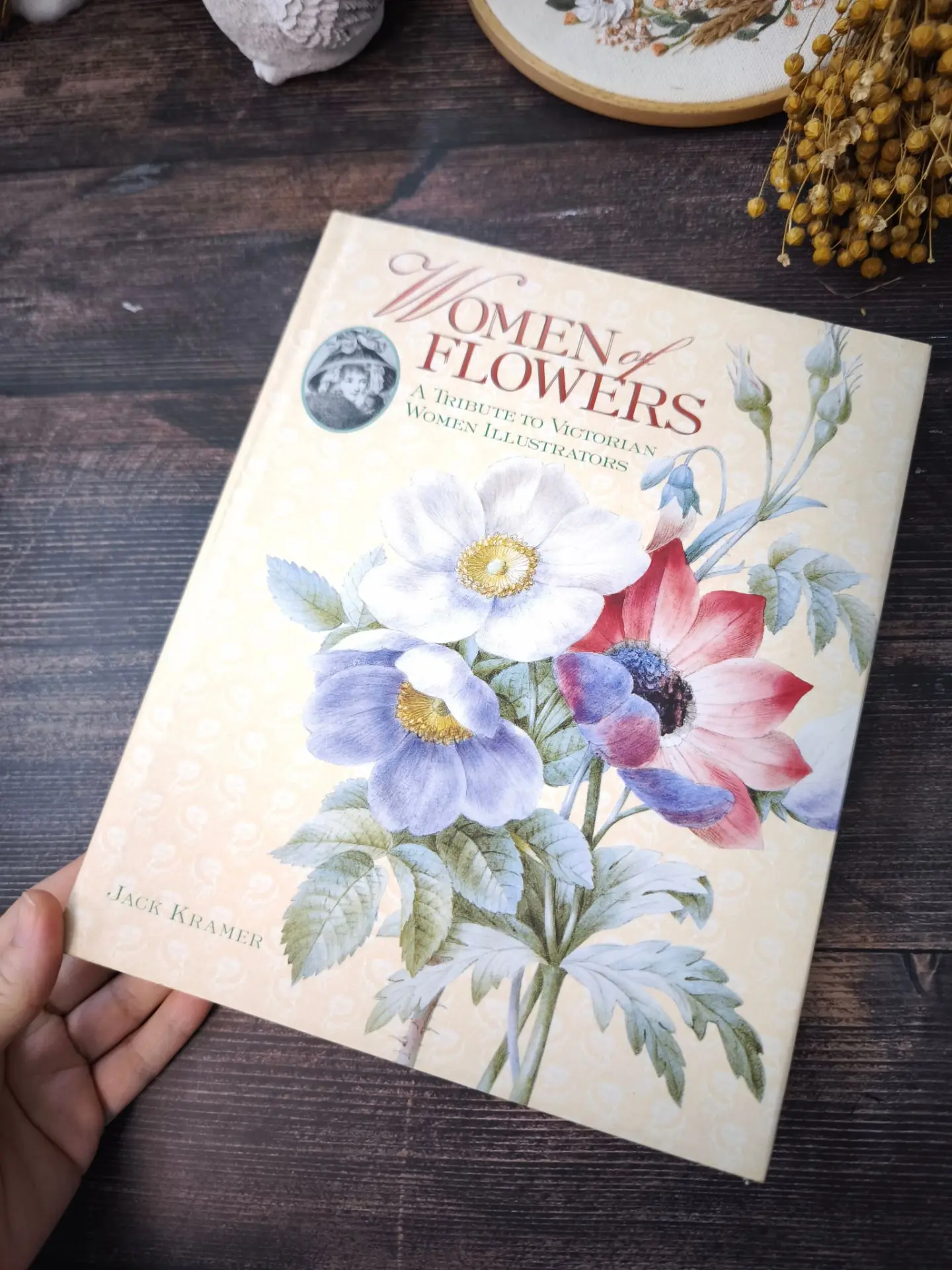 Продана 
2650 р. В отличном состоянии

Women of Flowers: Tribute to Victoria by Jack Kramer

📚 Твер
