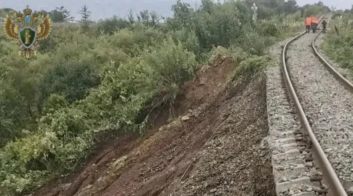 ⚡Размыв железной дороги остановил движение поездов между Чеховым и Томари