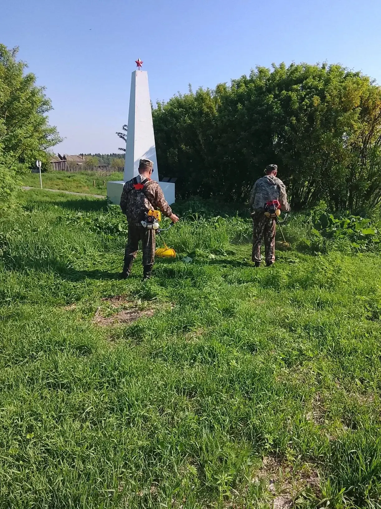 На территории Тяжинского муниципального округа продолжаются работы по окосу травы с целью противопож