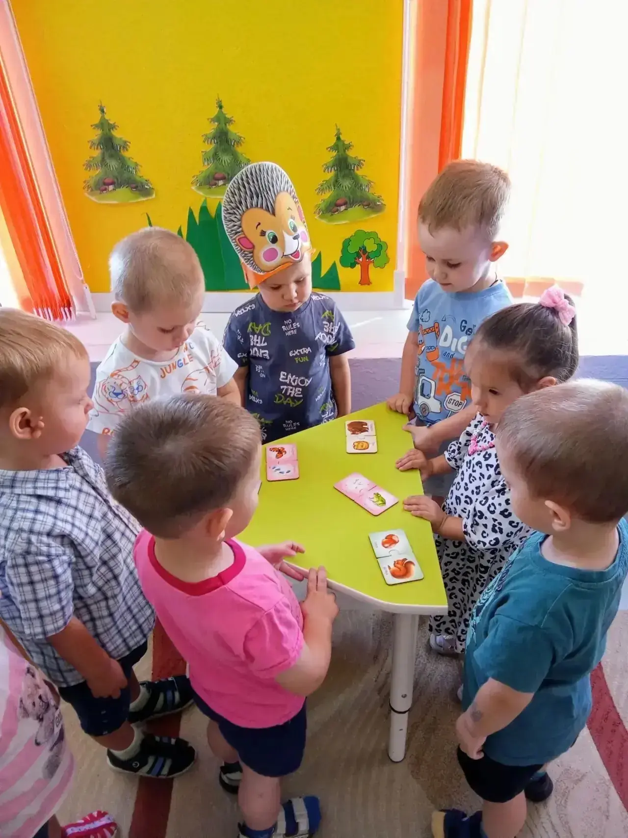 Мероприятие в ясельной группе:"Мы друзья природы".
К малышам пришел ёжик и принес им картинки о прир