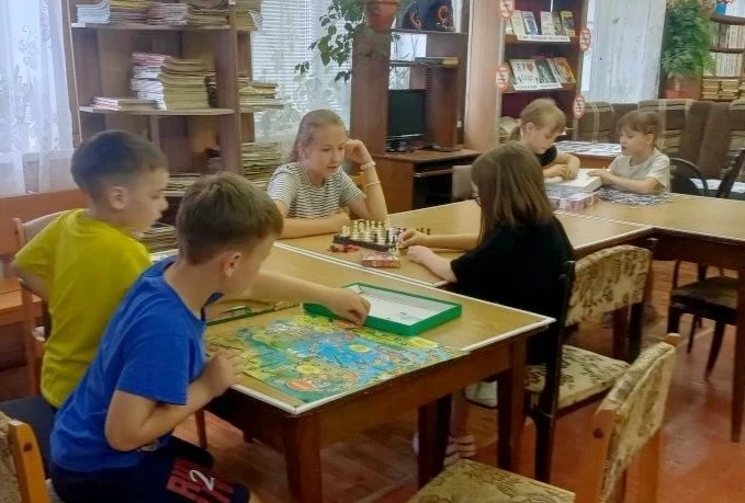 В дни летних каникул в отделе семейного чтения по – прежнему шумно и многолюдно. Каждый день веселые