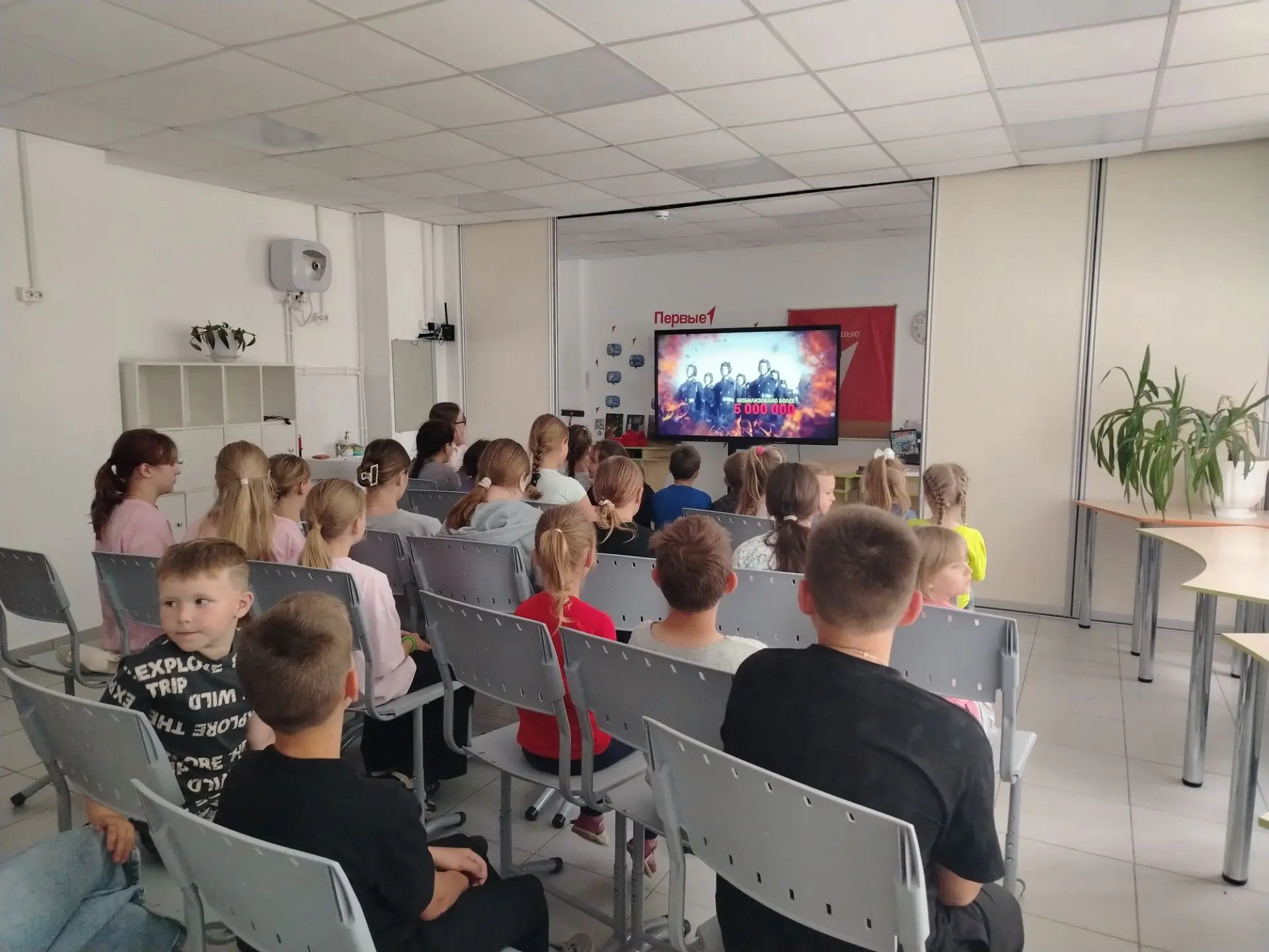 Сегодня — День памяти и скорби 🕯️

Наш день начался с важного урока мужества под названием «Без сро