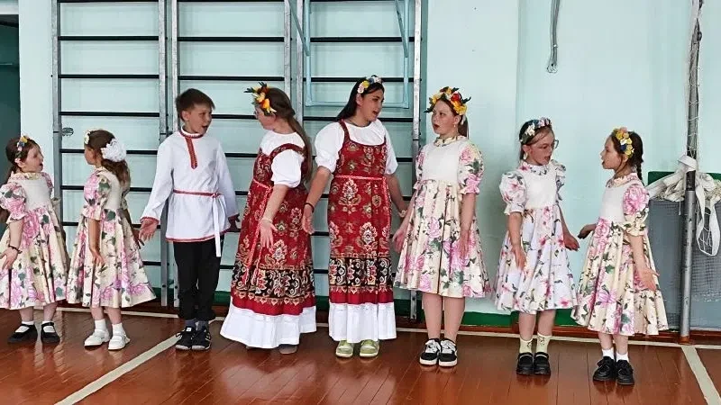 Вот и Троица пришла, 
Праздник славный принесла! 
Троица зеленая, гостья наша дорогая, 
Ты пришла в 